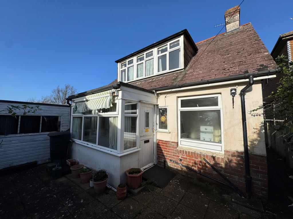 Lot: 53 - FREEHOLD DETACHED CHALET STYLE HOUSE FOR IMPROVEMENT - The Rear Elevation